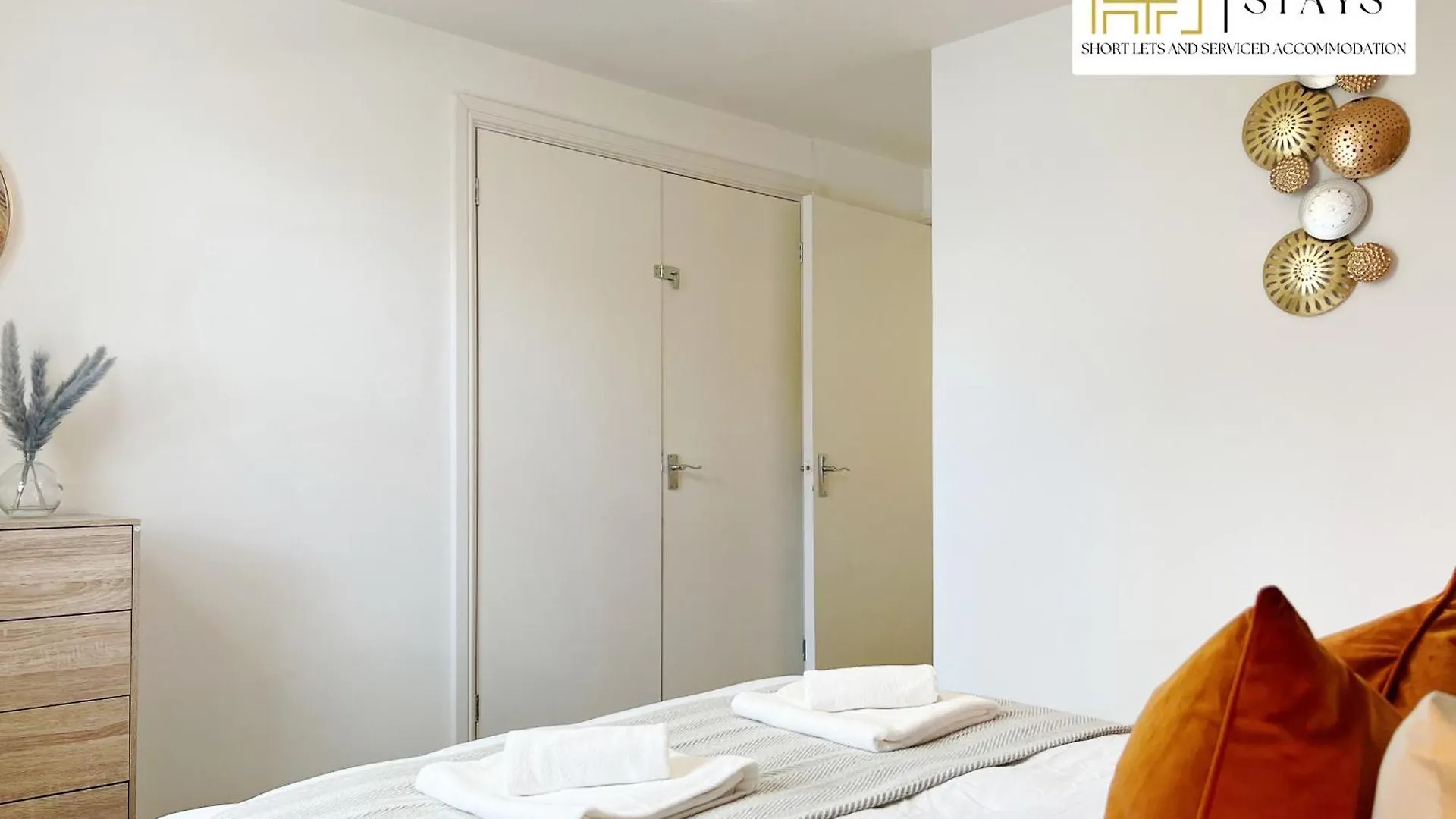 Last-Minute Specials L Premium Deal On 2 Double Bed Apartment For 6 Guests L Best Deals L Hofin Stays Short Lets & Serviced Accommodation London United Kingdom